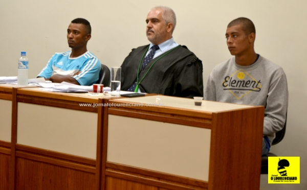 Na foto o Defensor Público e os réus