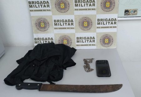 Brigada Militar prendeu homem de 18 anos e apreende um adolescente de 17 anos por roubo a pedestre