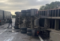 Caminhão tombou próximo ao final da Ponte sobre o canal São Gonçalo