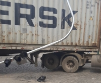 Carreta bateu no semáforo na rótula da Afubra