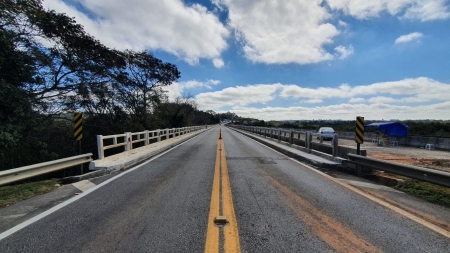 Trânsito intercalado na Ponte sobre o Arroio Evaristo, da BR-116 em Cristal