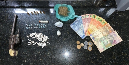 Brigada Militar prende  homem por tráfico de drogas e porte ilegal de arma de em Cristal