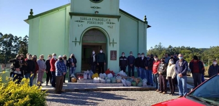 Paróquia Evangélica Barranco recolheu ofertas de ação graças na Comunidade Pinheiros