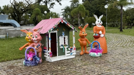 Praça central recebeu decoração de Páscoa