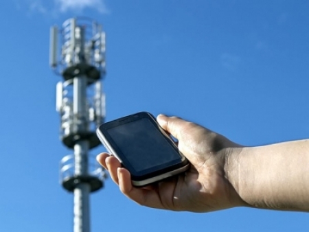 É um teste de paciência para conseguir sinal de telefonia móvel no interior