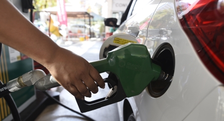 Petrobras anuncia redução de R$ 0,18 na gasolina para distribuidoras nesta terça-feira