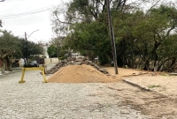 Calçadão próximo as escunas, começa e receber manutenção após danos causados pela enchente