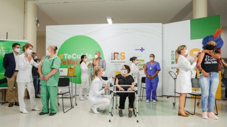 Cinco gaúchos de grupos de risco recebem juntos as primeiras doses da vacina contra Covid-19 no RS