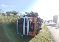 Caminhão tombou na BR 116 em São Lourenço do Sul
