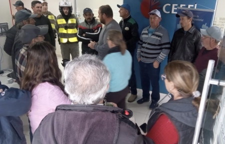 Moradores da zona rural sem luz há 12 dias protestam na CEEE Equatorial