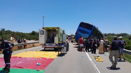 Ao menos 6 óbitos foram confirmados no acidente entre carreta e ônibus na manhã desta sexta-feira
