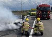 Veículo pegou fogo na br 116 próximo ao acesso secundário de São Lourenço do Sul