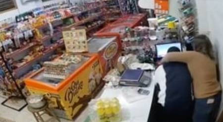 Assalto: proprietária de fruteira usa faca para se defender de indivíduo que tentava assaltar o local