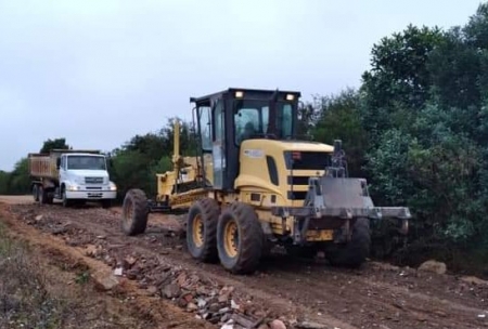 Secretaria de Obras e Secretaria de Desenvolvimento Rural trabalham juntas na manutenção da SLS-101 (Estrada do Capão Grande)
