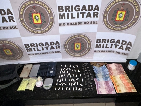 Brigada Militar prendeu uma mulher e apreendeu um adolescente por tráfico de drogas na Barrinha
