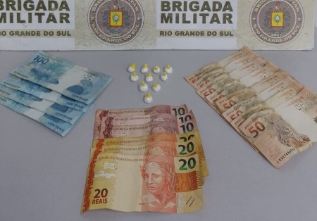 TRÁFICO DE DROGAS: Brigada Militar prende homem por tráfico de entorpecentes em bar no bairro Lomba