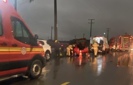 Acidente entre dois veículos na faixinha nesta segunda-feira