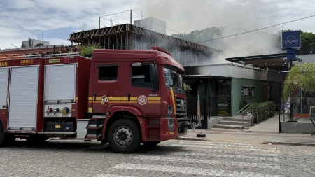Bar na orla da praia das Nereidas pegou fogo