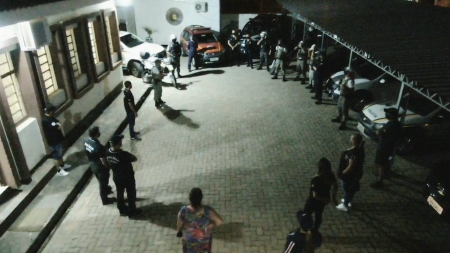 Brigada Militar e Polícia Civil em fiscalização a uma festa clandestina apreendem 1Kg de cocaína e um revólver calibre 38