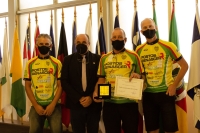 ZÉ NUNES ENTREGA MEDALHA À UNIÃO LOURENCIANA DE CICLISTAS (ULC)