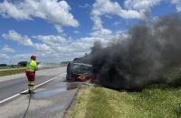 Caminhonete pegou fogo na BR 116 entre São Lourenço e Pelotas