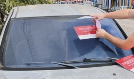 Prefeitura inicia trabalho de adesivação e notificação de veículos abandonados em via pública