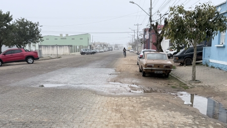 Moradores reclamam de vazamento de água há quase uma semana