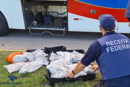 Tráfico de Drogas: RF apreende 13 kg de Skank em ônibus de linha na BR 116 em Pelotas