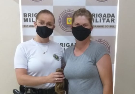 Brigada Militar de São Lourenço do Sul recebe doação de mecha de cabelo para a Campanha Cabelos de Aço