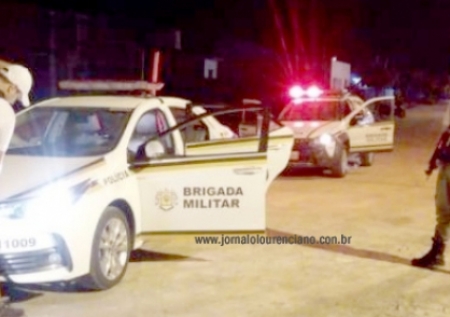 Brigada Militar prendeu três homens por tráfico de drogas em um fox vermelho no bairro da Lomba