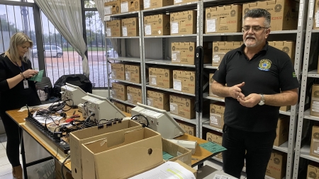 Cartório eleitoral executa a carga, os testes de funcionamento, a identificação e a colocação de lacres nas urnas eletrônicas de votação