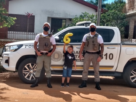 Brigada Militar de São Lourenço do Sul surpreende o menino Arthur no dia do seu aniversário