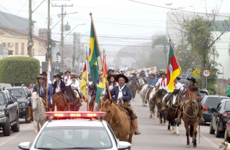 Cerca de 700 cavalarianos participaram do Desfile de 20 de Setembro