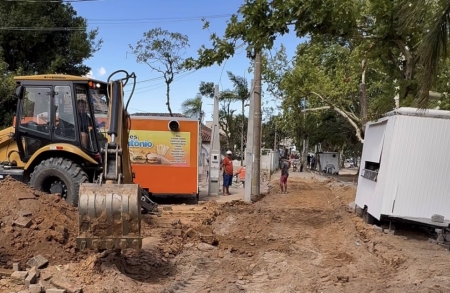 Calçadão da Praia das Ondinas está sendo reconstruído