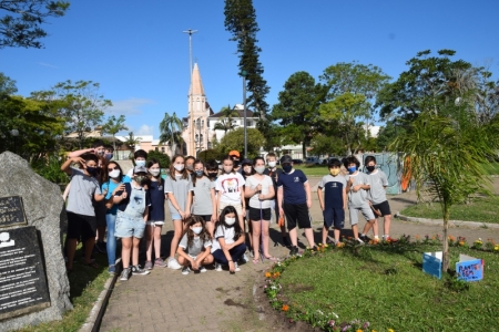 Escola Nossa Senhora Estrela do Mar realiza plantio de mudas de flores na Praça Central