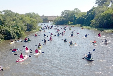 Expedição de caiaques aconteceu neste domingo