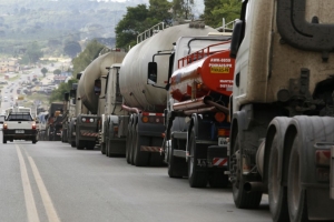 Caminhoneiros decidem nesta segunda se aderem à greve no RS