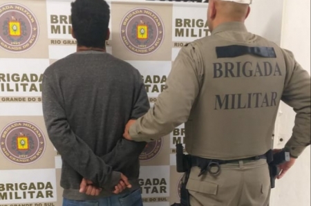 Brigada Militar de São Lourenço do Sul prende homem com drogas e arma de fogo