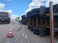 Carreta tombou no viaduto de contorno sentido Rio grande