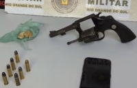 Brigada Militar prendeu dois indivíduos por porte ilegal de arma de fogo e tráfico de drogas na Barrinha