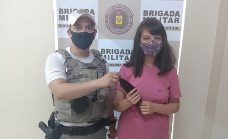 Brigada Militar de São Lourenço do Sul recebe doação de mecha de cabelo para a Campanha Cabelos de Aço