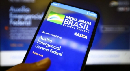 Caixa paga auxílio extra de R$ 300 para nascidos em fevereiro nesta segunda-feira (5)