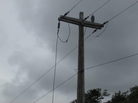 Caminhão de Manutenção de rede elétrica arrancou fiação causando danos em residência