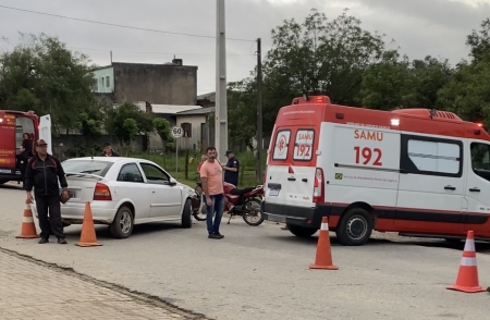 Acidente de trânsito entre um veículo e motocicleta na Avenida Nonô Centeno