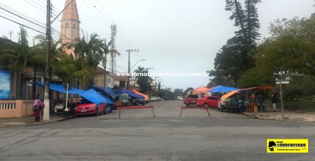 Feira livre da praça central funcionou com rua fechada neste sábado pela manhã