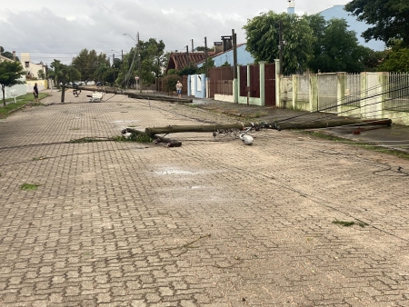 Temporal causou estragos na madrugada desta quinta-feira