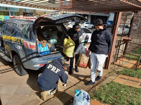 PRF realiza a campanha "Estrada Solidária" arrecadando alimentos para doação