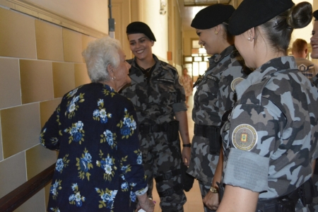 Policiais femininas do Batalhão de Choque realizam ação alusiva ao dia da mulher