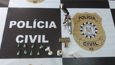 Polícia Civil de Cristal, com apoio de policiais civis de SLS cumpriu mandado de busca e apreensão investigação de tráfico de drogas