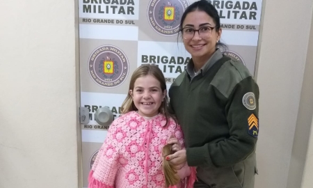Brigada Militar recebe doação de mecha de cabelo para a Campanha Cabelos de Aço